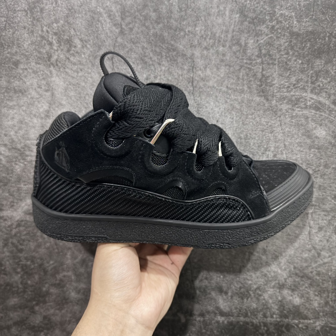 【莞顶纯原版】 Lanvin Leather Curb Sneakersn浪凡面包鞋灰色 本地现货n原版1:1开模重工艺制作面料采用进口牛磨砂➕环保牛反绒➕金钢网织物内里柔软透气太空棉面料 原版开模双色TPU大底顶级品质 区别本地市场流通其他货品nLeather是一款灵感源自90年代的运动鞋 设计自信 尺寸夸张 这款鞋由纳帕小牛皮、翻毛皮和网眼布制成 圆润的外形、加垫的鞋舌和弯曲的金属孔眼使这款精心打造的鞋格外舒适  尺码：35-46 编码：T510550-莆田鞋批发中心