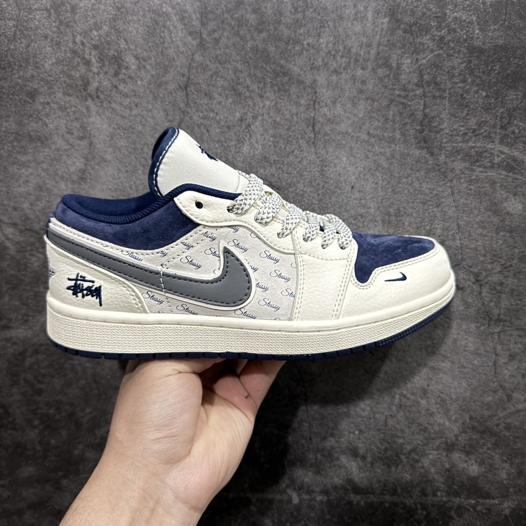 【定制版】Air Jordan 1 Low AJ1 乔1 斯图西联名-灰勾英文 高端定制 低帮复古篮球鞋 XS6086-001rn#定制鞋盒 大厂纯原品质出货 超高清洁度 皮料切割干净无任何毛边 细节完美 r 尺码：36 36.5 37.5 38 38.5 39 40 40.5 41 42 42.5 43 44 44.5 45  编码：HXS320340-莆田鞋批发中心