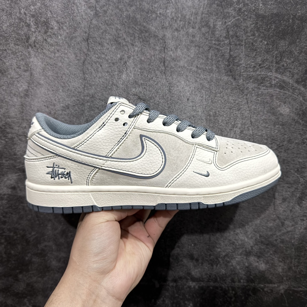 【定制版】Nk SB Dunk Low 斯图西联名-米灰线条 周年高端定制 低帮休闲板鞋 BB7518-007rn#定制鞋盒 大厂纯原品质出货 超高清洁度 皮料切割干净无任何毛边 细节完美 r 尺码：36 36.5 37.5 38 38.5 39 40 40.5 41 42 42.5 43 44 44.5 45  编码：HXS320340-莆田鞋批发中心