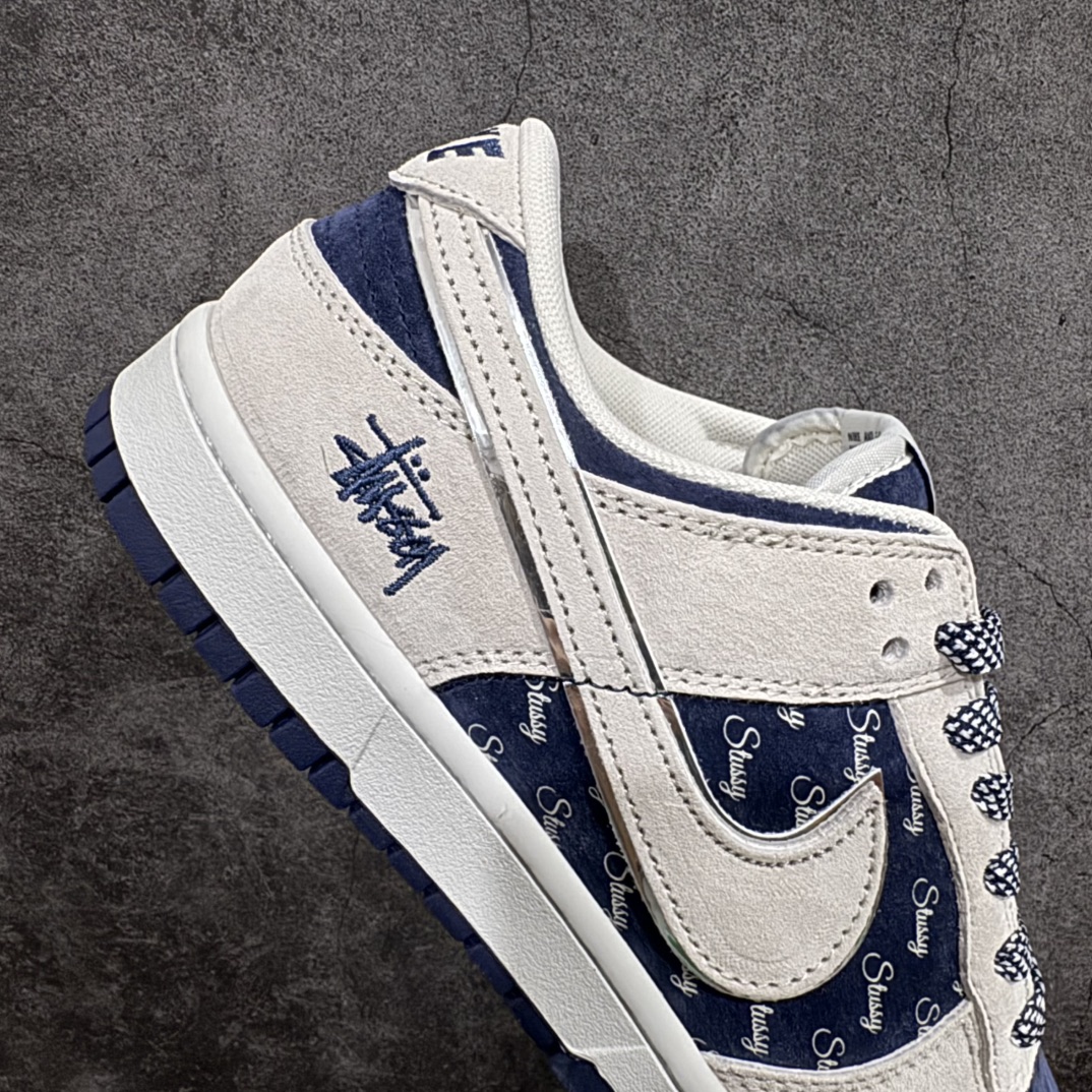 图片[7]-【定制版】Nk SB Dunk Low 斯图西联名-米蓝猪八英文 周年高端定制 低帮休闲板鞋 XX2025-528rn#定制鞋盒 大厂纯原品质出货 超高清洁度 皮料切割干净无任何毛边 细节完美 r 尺码：36 36.5 37.5 38 38.5 39 40 40.5 41 42 42.5 43 44 44.5 45 编码：HXS320340-莆田鞋批发中心