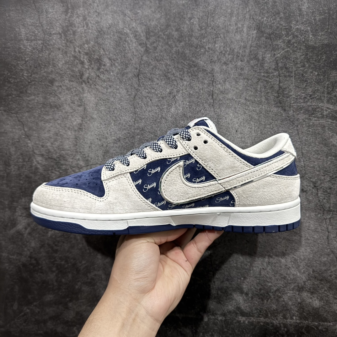 图片[2]-【定制版】Nk SB Dunk Low 斯图西联名-米蓝猪八英文 周年高端定制 低帮休闲板鞋 XX2025-528rn#定制鞋盒 大厂纯原品质出货 超高清洁度 皮料切割干净无任何毛边 细节完美 r 尺码：36 36.5 37.5 38 38.5 39 40 40.5 41 42 42.5 43 44 44.5 45 编码：HXS320340-莆田鞋批发中心