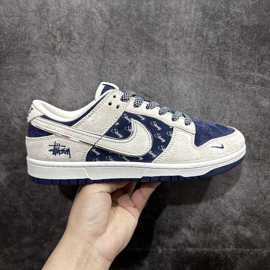 【定制版】Nk SB Dunk Low 斯图西联名-米蓝猪八英文 周年高端定制 低帮休闲板鞋 XX2025-528rn#定制鞋盒 大厂纯原品质出货 超高清洁度 皮料切割干净无任何毛边 细节完美 r 尺码：36 36.5 37.5 38 38.5 39 40 40.5 41 42 42.5 43 44 44.5 45 编码：HXS320340-莆田鞋批发中心