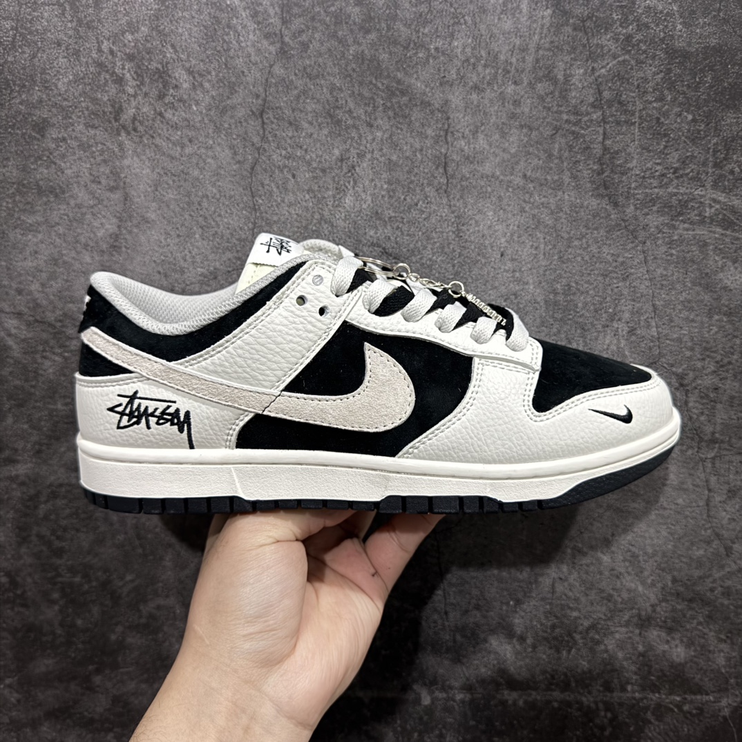 【定制版】Nk SB Dunk Low 斯图西联名-黑白棕勾 周年高端定制 低帮休闲板鞋 SF1029-402rn#定制鞋盒 大厂纯原品质出货 超高清洁度 皮料切割干净无任何毛边 细节完美 r 尺码：36 36.5 37.5 38 38.5 39 40 40.5 41 42 42.5 43 44 44.5 45 编码：HXS320340-莆田鞋批发中心