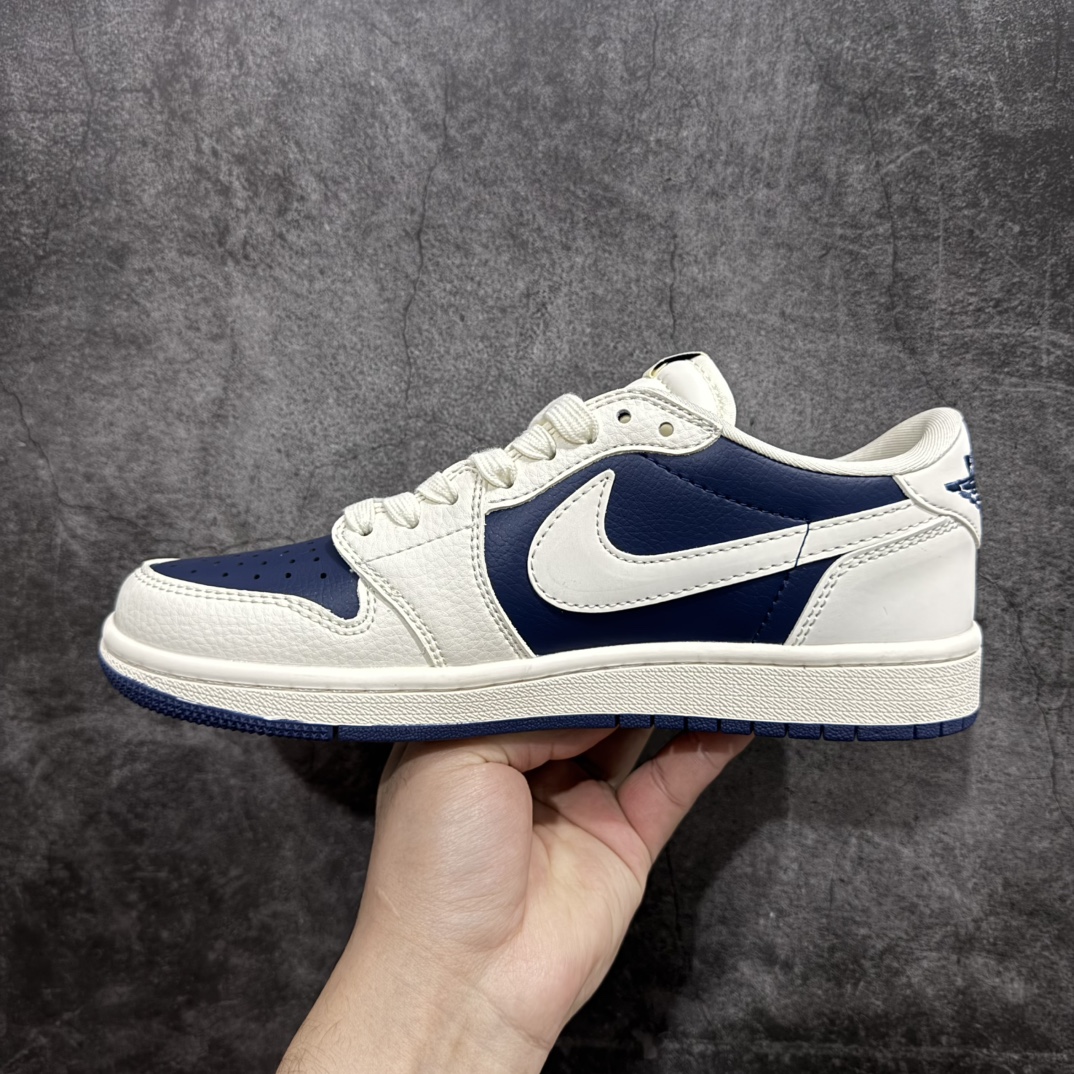 图片[2]-【定制版】Travis Scott x Fragment Design x Air Jordan 1 Low OG SP AJ1 巴宝莉联名-米白海军蓝 低帮文化休闲板鞋 BB6588-312rn#多方联名合作融合了Travis Scott 独特的音乐风格，藤原浩个性的设计风格以及Jordan品牌的经典元素 使其成为一双具有独特身份和价值的鞋子 清新而立体的外观加上联名标识更突出了其独特身份 这种配色方案显示出活力和时尚感 在视觉上引人注目  鞋身的质感和细腻的细节处理使其显得高端而格调十足  这款“倒钩”联名是设计与创意完美结合 融合多方的个性风格是一款备受瞩目的潮流鞋款r 尺码：36 36.5 37.5 38 38.5 39 40 40.5 41 42 42.5 43 44 44.5 45  编码：HXS320340-莆田鞋批发中心