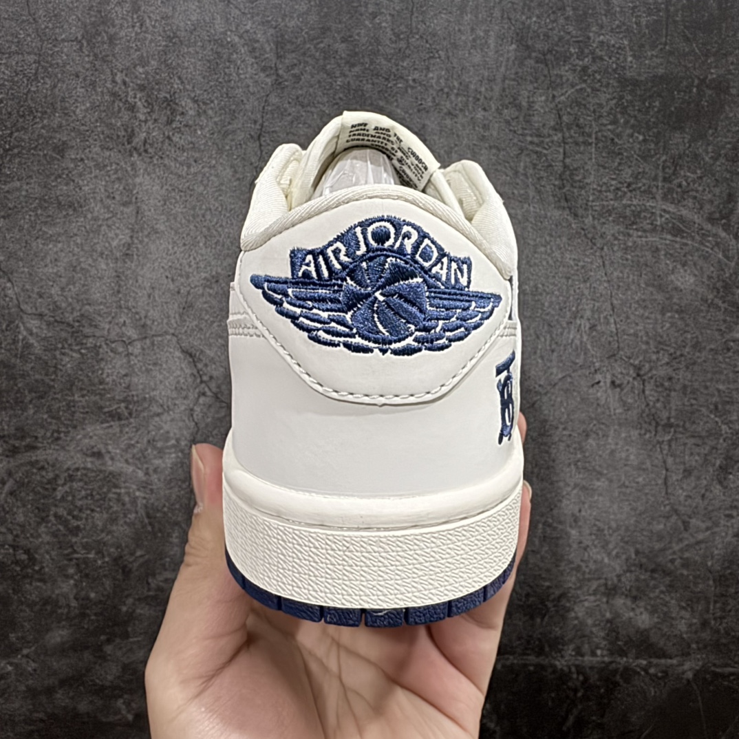 图片[4]-【定制版】Travis Scott x Fragment Design x Air Jordan 1 Low OG SP AJ1 巴宝莉联名-米白海军蓝 低帮文化休闲板鞋 BB6588-312rn#多方联名合作融合了Travis Scott 独特的音乐风格，藤原浩个性的设计风格以及Jordan品牌的经典元素 使其成为一双具有独特身份和价值的鞋子 清新而立体的外观加上联名标识更突出了其独特身份 这种配色方案显示出活力和时尚感 在视觉上引人注目  鞋身的质感和细腻的细节处理使其显得高端而格调十足  这款“倒钩”联名是设计与创意完美结合 融合多方的个性风格是一款备受瞩目的潮流鞋款r 尺码：36 36.5 37.5 38 38.5 39 40 40.5 41 42 42.5 43 44 44.5 45  编码：HXS320340-莆田鞋批发中心