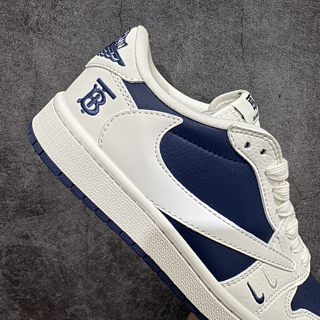 图片[7]-【定制版】Travis Scott x Fragment Design x Air Jordan 1 Low OG SP AJ1 巴宝莉联名-米白海军蓝 低帮文化休闲板鞋 BB6588-312rn#多方联名合作融合了Travis Scott 独特的音乐风格，藤原浩个性的设计风格以及Jordan品牌的经典元素 使其成为一双具有独特身份和价值的鞋子 清新而立体的外观加上联名标识更突出了其独特身份 这种配色方案显示出活力和时尚感 在视觉上引人注目  鞋身的质感和细腻的细节处理使其显得高端而格调十足  这款“倒钩”联名是设计与创意完美结合 融合多方的个性风格是一款备受瞩目的潮流鞋款r 尺码：36 36.5 37.5 38 38.5 39 40 40.5 41 42 42.5 43 44 44.5 45  编码：HXS320340-莆田鞋批发中心