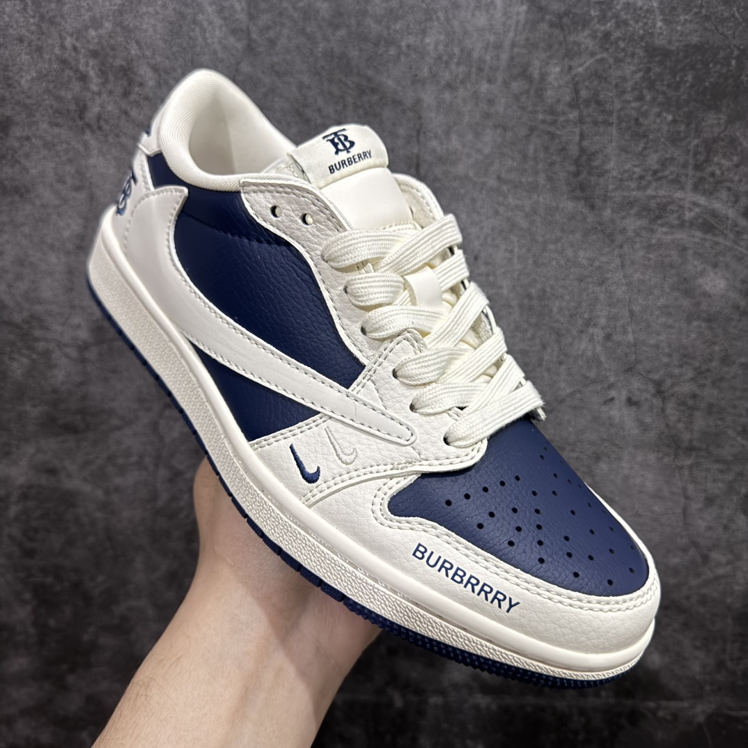 图片[3]-【定制版】Travis Scott x Fragment Design x Air Jordan 1 Low OG SP AJ1 巴宝莉联名-米白海军蓝 低帮文化休闲板鞋 BB6588-312rn#多方联名合作融合了Travis Scott 独特的音乐风格，藤原浩个性的设计风格以及Jordan品牌的经典元素 使其成为一双具有独特身份和价值的鞋子 清新而立体的外观加上联名标识更突出了其独特身份 这种配色方案显示出活力和时尚感 在视觉上引人注目  鞋身的质感和细腻的细节处理使其显得高端而格调十足  这款“倒钩”联名是设计与创意完美结合 融合多方的个性风格是一款备受瞩目的潮流鞋款r 尺码：36 36.5 37.5 38 38.5 39 40 40.5 41 42 42.5 43 44 44.5 45  编码：HXS320340-莆田鞋批发中心