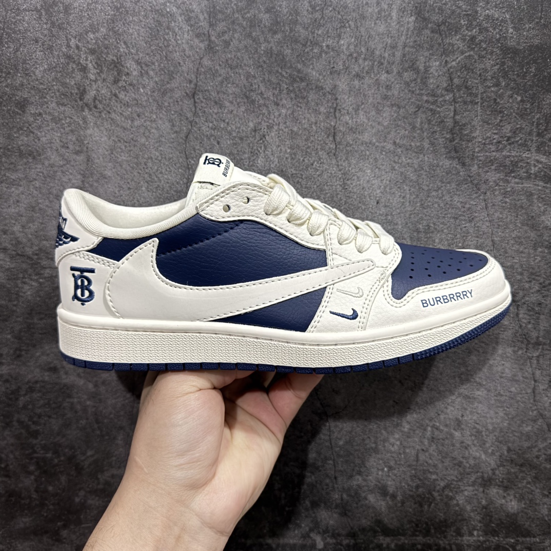 【定制版】Travis Scott x Fragment Design x Air Jordan 1 Low OG SP AJ1 巴宝莉联名-米白海军蓝 低帮文化休闲板鞋 BB6588-312rn#多方联名合作融合了Travis Scott 独特的音乐风格，藤原浩个性的设计风格以及Jordan品牌的经典元素 使其成为一双具有独特身份和价值的鞋子 清新而立体的外观加上联名标识更突出了其独特身份 这种配色方案显示出活力和时尚感 在视觉上引人注目  鞋身的质感和细腻的细节处理使其显得高端而格调十足  这款“倒钩”联名是设计与创意完美结合 融合多方的个性风格是一款备受瞩目的潮流鞋款r 尺码：36 36.5 37.5 38 38.5 39 40 40.5 41 42 42.5 43 44 44.5 45  编码：HXS320340-莆田鞋批发中心