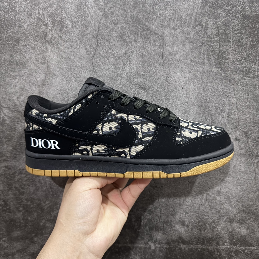 【定制版】Nike SB Dunk Low Dior联名n纯原大厂出品 极力推荐原装头层材料 独家版型蒸餾加工n帶來的是更好的视觉和脚感体验n大厂纯原品质出货 清洁度电绣工艺 皮料切割干净无任何毛边 细节完美 官方货号: KK1333 017 尺码：36 36.5 37.5 38 38.5 39 40 40.5 41 42 42.5 43 44 44.5 45 编码：HXS320340-莆田鞋批发中心