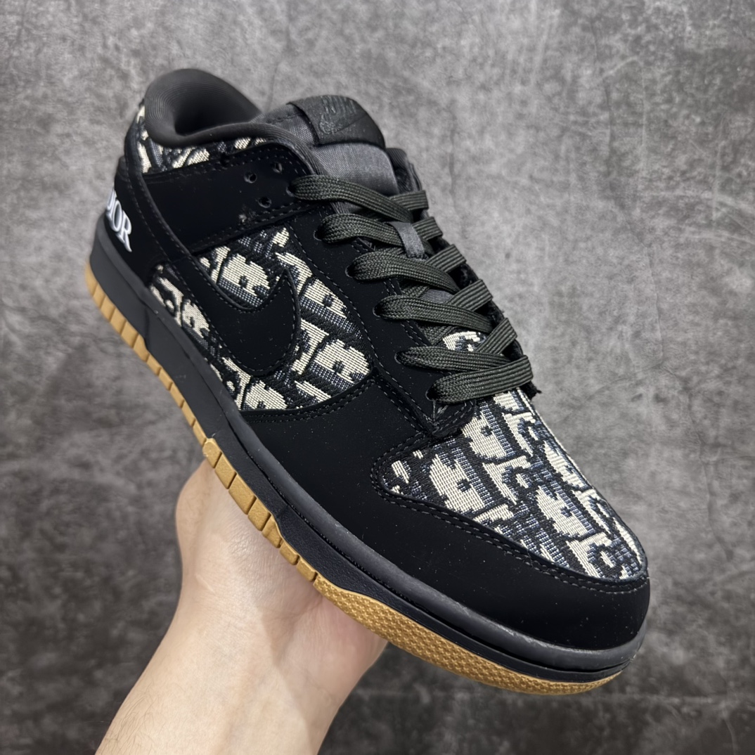 图片[3]-【定制版】Nike SB Dunk Low Dior联名n纯原大厂出品 极力推荐原装头层材料 独家版型蒸餾加工n帶來的是更好的视觉和脚感体验n大厂纯原品质出货 清洁度电绣工艺 皮料切割干净无任何毛边 细节完美 官方货号: KK1333 017 尺码：36 36.5 37.5 38 38.5 39 40 40.5 41 42 42.5 43 44 44.5 45 编码：HXS320340-莆田鞋批发中心