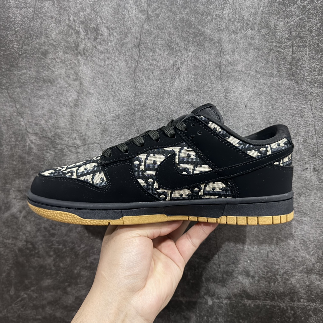 图片[2]-【定制版】Nike SB Dunk Low Dior联名n纯原大厂出品 极力推荐原装头层材料 独家版型蒸餾加工n帶來的是更好的视觉和脚感体验n大厂纯原品质出货 清洁度电绣工艺 皮料切割干净无任何毛边 细节完美 官方货号: KK1333 017 尺码：36 36.5 37.5 38 38.5 39 40 40.5 41 42 42.5 43 44 44.5 45 编码：HXS320340-莆田鞋批发中心