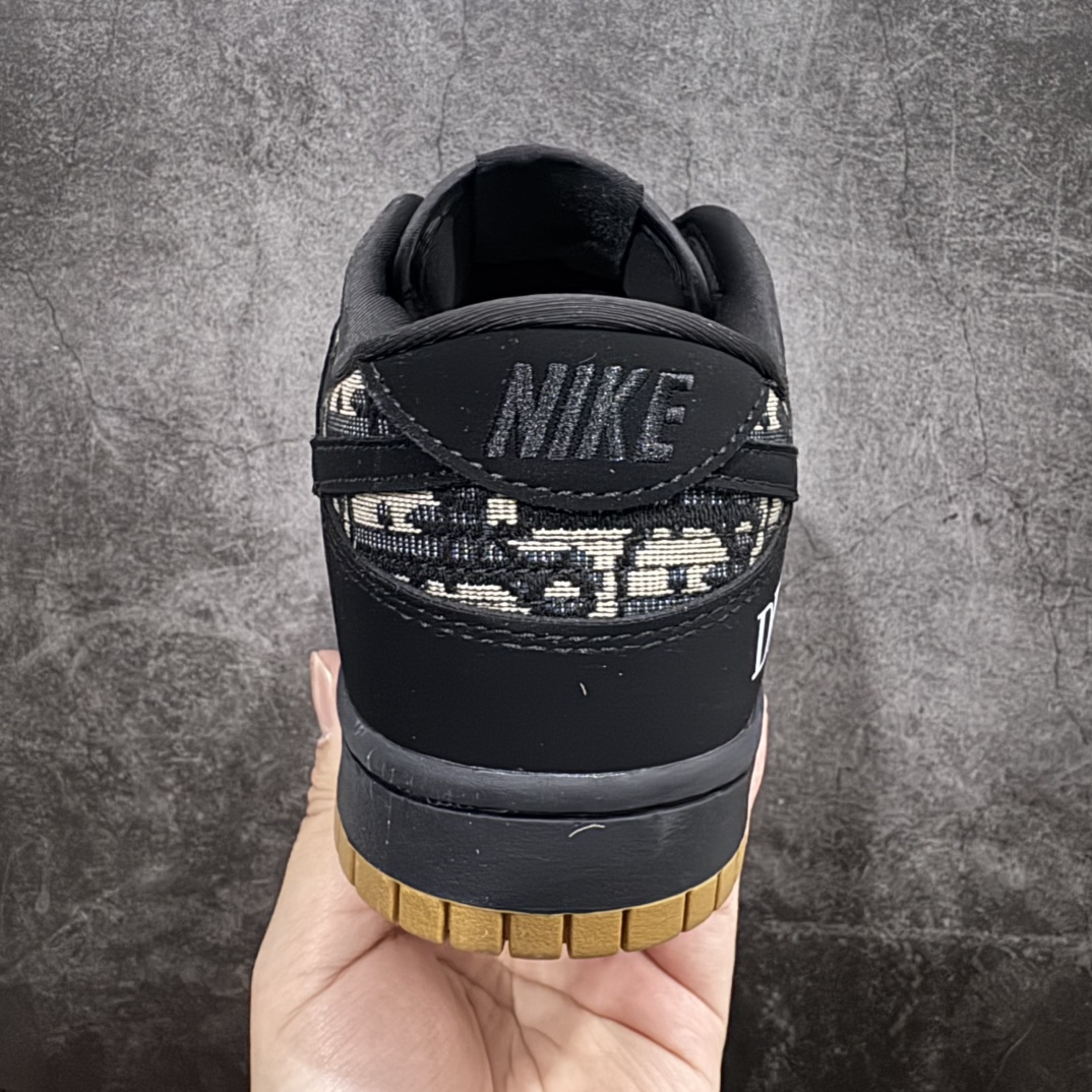 图片[4]-【定制版】Nike SB Dunk Low Dior联名n纯原大厂出品 极力推荐原装头层材料 独家版型蒸餾加工n帶來的是更好的视觉和脚感体验n大厂纯原品质出货 清洁度电绣工艺 皮料切割干净无任何毛边 细节完美 官方货号: KK1333 017 尺码：36 36.5 37.5 38 38.5 39 40 40.5 41 42 42.5 43 44 44.5 45 编码：HXS320340-莆田鞋批发中心