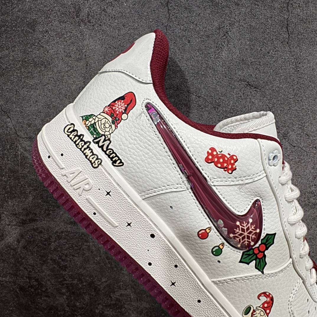 图片[7]-【公司级】Nk Air Force 1\’07 Low \”Grandma Christmas\” 圣诞节限定 空军一号定制低帮休闲板鞋 FZ5068-616rn#在遥远的拉普兰地区，有一座被皑皑白雪覆盖的宁静小镇。这里是圣诞老人的故乡，也是圣诞奶奶默默施展温暖魔法的地方。圣诞奶奶，7她就像小镇上永不熄灭的炉火，用爱与关怀，为每一个角落带来温馨与喜悦r 尺码：36 36.5 37.5 38 38.5 39 40 40.5 41 42 42.5 43 44 44.5 45  编码：HXS310320-莆田鞋批发中心