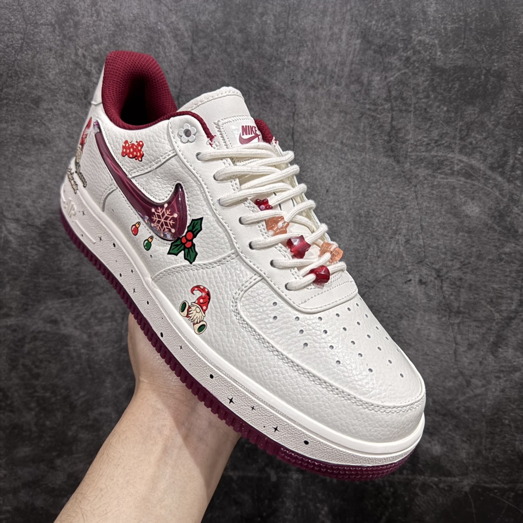 图片[3]-【公司级】Nk Air Force 1\’07 Low \”Grandma Christmas\” 圣诞节限定 空军一号定制低帮休闲板鞋 FZ5068-616rn#在遥远的拉普兰地区，有一座被皑皑白雪覆盖的宁静小镇。这里是圣诞老人的故乡，也是圣诞奶奶默默施展温暖魔法的地方。圣诞奶奶，7她就像小镇上永不熄灭的炉火，用爱与关怀，为每一个角落带来温馨与喜悦r 尺码：36 36.5 37.5 38 38.5 39 40 40.5 41 42 42.5 43 44 44.5 45  编码：HXS310320-莆田鞋批发中心