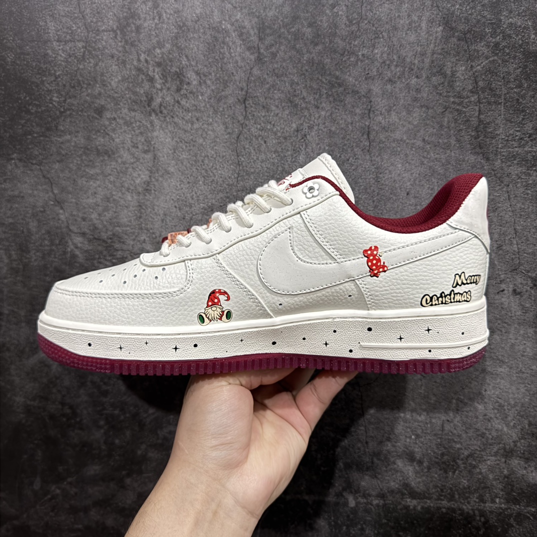 图片[2]-【公司级】Nk Air Force 1\’07 Low \”Grandma Christmas\” 圣诞节限定 空军一号定制低帮休闲板鞋 FZ5068-616rn#在遥远的拉普兰地区，有一座被皑皑白雪覆盖的宁静小镇。这里是圣诞老人的故乡，也是圣诞奶奶默默施展温暖魔法的地方。圣诞奶奶，7她就像小镇上永不熄灭的炉火，用爱与关怀，为每一个角落带来温馨与喜悦r 尺码：36 36.5 37.5 38 38.5 39 40 40.5 41 42 42.5 43 44 44.5 45  编码：HXS310320-莆田鞋批发中心