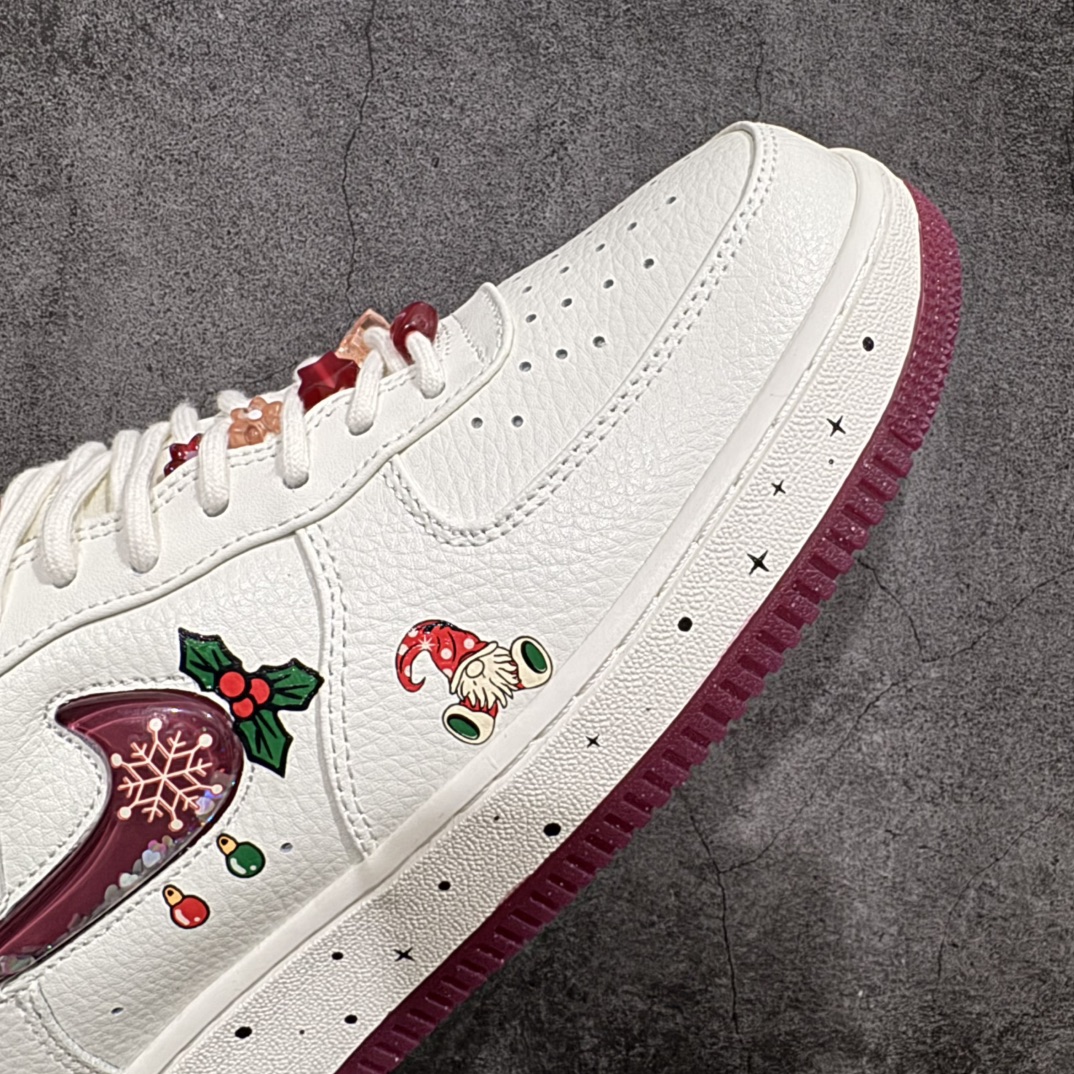 图片[6]-【公司级】Nk Air Force 1\’07 Low \”Grandma Christmas\” 圣诞节限定 空军一号定制低帮休闲板鞋 FZ5068-616rn#在遥远的拉普兰地区，有一座被皑皑白雪覆盖的宁静小镇。这里是圣诞老人的故乡，也是圣诞奶奶默默施展温暖魔法的地方。圣诞奶奶，7她就像小镇上永不熄灭的炉火，用爱与关怀，为每一个角落带来温馨与喜悦r 尺码：36 36.5 37.5 38 38.5 39 40 40.5 41 42 42.5 43 44 44.5 45  编码：HXS310320-莆田鞋批发中心