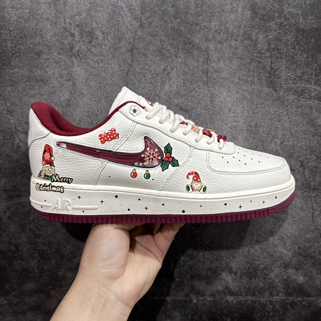 【公司级】Nk Air Force 1\’07 Low \”Grandma Christmas\” 圣诞节限定 空军一号定制低帮休闲板鞋 FZ5068-616rn#在遥远的拉普兰地区，有一座被皑皑白雪覆盖的宁静小镇。这里是圣诞老人的故乡，也是圣诞奶奶默默施展温暖魔法的地方。圣诞奶奶，7她就像小镇上永不熄灭的炉火，用爱与关怀，为每一个角落带来温馨与喜悦r 尺码：36 36.5 37.5 38 38.5 39 40 40.5 41 42 42.5 43 44 44.5 45  编码：HXS310320-莆田鞋批发中心