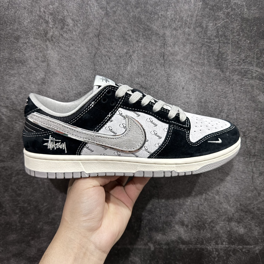 【定制版】Nk SB Dunk Low 斯图西联名-黑灰猪八英文 周年高端定制 低帮休闲板鞋 XX3168-008rn#定制鞋盒 大厂纯原品质出货 超高清洁度 皮料切割干净无任何毛边 细节完美 r 尺码：36 36.5 37.5 38 38.5 39 40 40.5 41 42 42.5 43 44 44.5 45  编码：HXS340360-莆田鞋批发中心