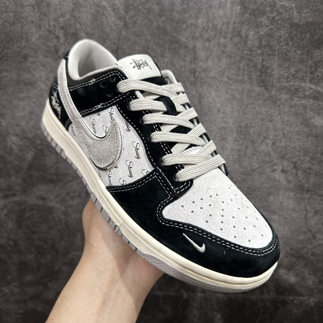 图片[3]-【定制版】Nk SB Dunk Low 斯图西联名-黑灰猪八英文 周年高端定制 低帮休闲板鞋 XX3168-008rn#定制鞋盒 大厂纯原品质出货 超高清洁度 皮料切割干净无任何毛边 细节完美 r 尺码：36 36.5 37.5 38 38.5 39 40 40.5 41 42 42.5 43 44 44.5 45  编码：HXS340360-莆田鞋批发中心