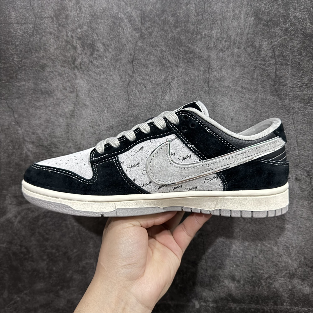 图片[2]-【定制版】Nk SB Dunk Low 斯图西联名-黑灰猪八英文 周年高端定制 低帮休闲板鞋 XX3168-008rn#定制鞋盒 大厂纯原品质出货 超高清洁度 皮料切割干净无任何毛边 细节完美 r 尺码：36 36.5 37.5 38 38.5 39 40 40.5 41 42 42.5 43 44 44.5 45  编码：HXS340360-莆田鞋批发中心