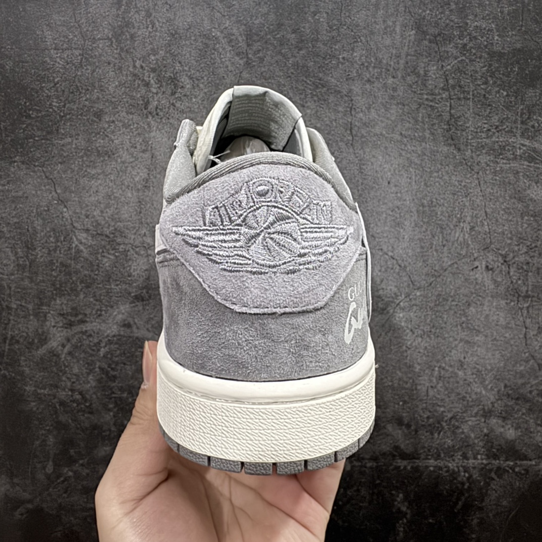 图片[4]-【定制版】Travis Scott x Fragment Design x Air Jordan 1 Low OG SP AJ1 古驰联名-米灰涂鸦 低帮文化休闲板鞋 DM9288-001rn#多方联名合作融合了Travis Scott 独特的音乐风格，藤原浩个性的设计风格以及Jordan品牌的经典元素 使其成为一双具有独特身份和价值的鞋子 清新而立体的外观加上联名标识更突出了其独特身份 这种配色方案显示出活力和时尚感 在视觉上引人注目  鞋身的质感和细腻的细节处理使其显得高端而格调十足  这款“倒钩”联名是设计与创意完美结合 融合多方的个性风格是一款备受瞩目的潮流鞋款r 尺码：36 36.5 37.5 38 38.5 39 40 40.5 41 42 42.5 43 44 44.5 45  编码：HXS320340-莆田鞋批发中心