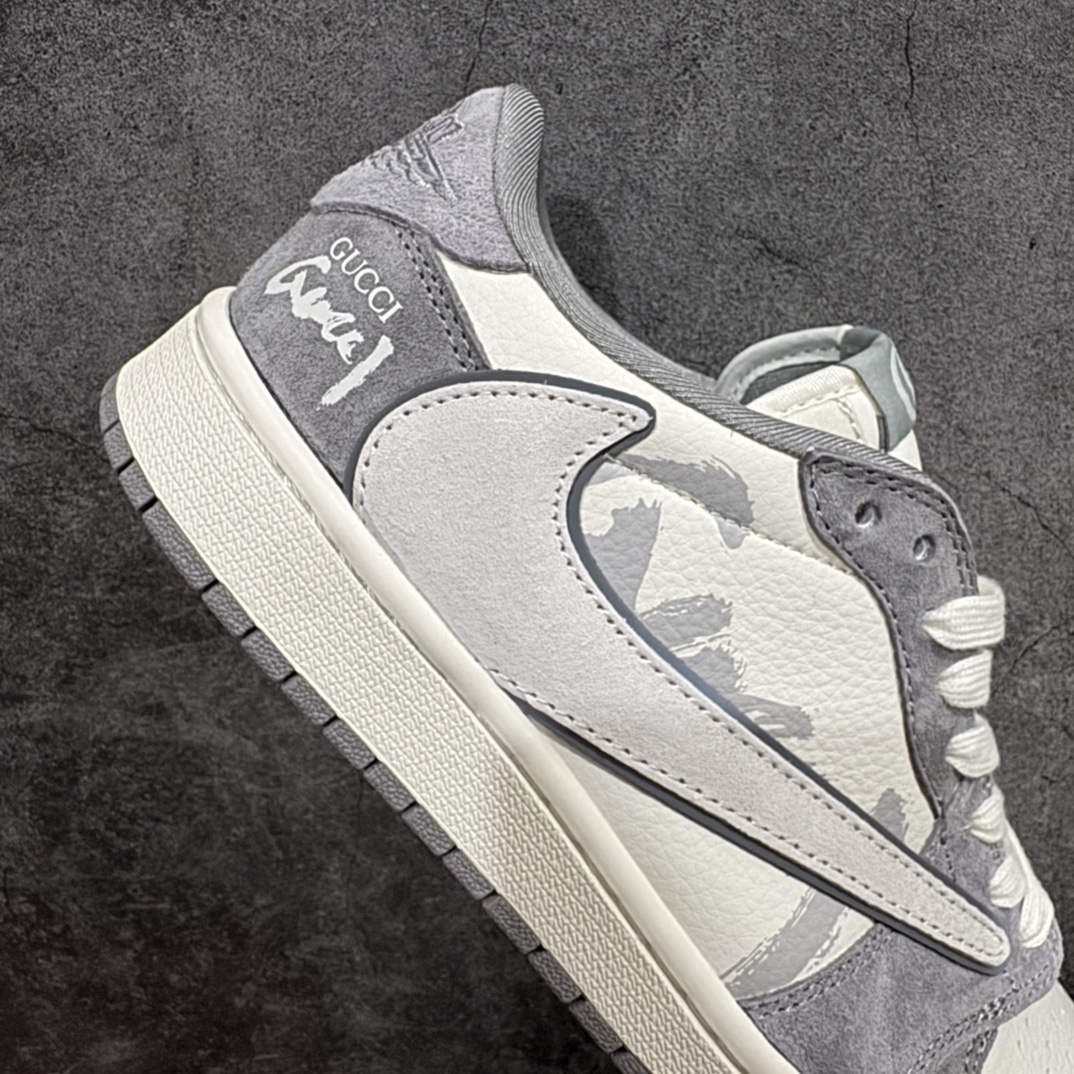 图片[7]-【定制版】Travis Scott x Fragment Design x Air Jordan 1 Low OG SP AJ1 古驰联名-米灰涂鸦 低帮文化休闲板鞋 DM9288-001rn#多方联名合作融合了Travis Scott 独特的音乐风格，藤原浩个性的设计风格以及Jordan品牌的经典元素 使其成为一双具有独特身份和价值的鞋子 清新而立体的外观加上联名标识更突出了其独特身份 这种配色方案显示出活力和时尚感 在视觉上引人注目  鞋身的质感和细腻的细节处理使其显得高端而格调十足  这款“倒钩”联名是设计与创意完美结合 融合多方的个性风格是一款备受瞩目的潮流鞋款r 尺码：36 36.5 37.5 38 38.5 39 40 40.5 41 42 42.5 43 44 44.5 45  编码：HXS320340-莆田鞋批发中心