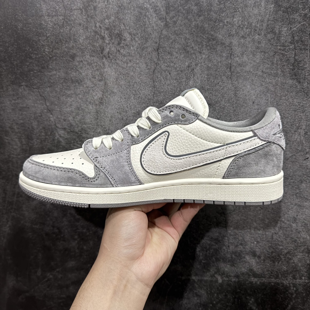 图片[2]-【定制版】Travis Scott x Fragment Design x Air Jordan 1 Low OG SP AJ1 古驰联名-米灰涂鸦 低帮文化休闲板鞋 DM9288-001rn#多方联名合作融合了Travis Scott 独特的音乐风格，藤原浩个性的设计风格以及Jordan品牌的经典元素 使其成为一双具有独特身份和价值的鞋子 清新而立体的外观加上联名标识更突出了其独特身份 这种配色方案显示出活力和时尚感 在视觉上引人注目  鞋身的质感和细腻的细节处理使其显得高端而格调十足  这款“倒钩”联名是设计与创意完美结合 融合多方的个性风格是一款备受瞩目的潮流鞋款r 尺码：36 36.5 37.5 38 38.5 39 40 40.5 41 42 42.5 43 44 44.5 45  编码：HXS320340-莆田鞋批发中心