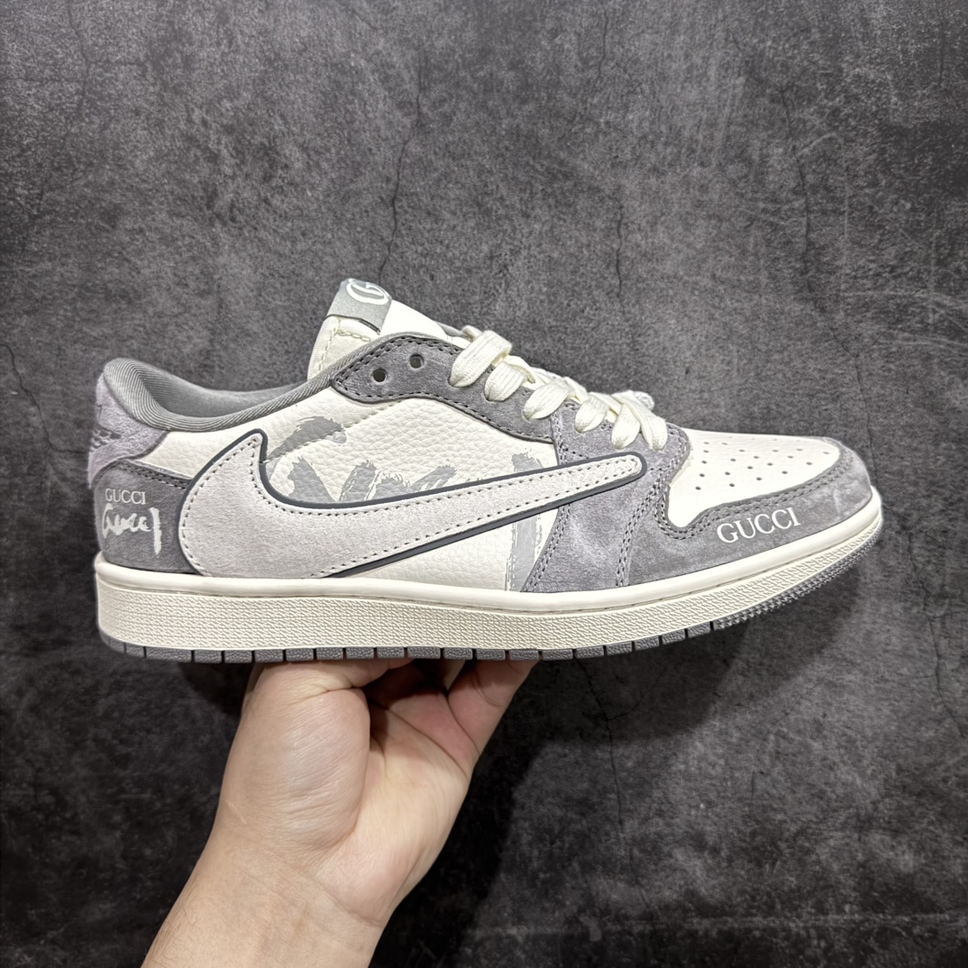 【定制版】Travis Scott x Fragment Design x Air Jordan 1 Low OG SP AJ1 古驰联名-米灰涂鸦 低帮文化休闲板鞋 DM9288-001rn#多方联名合作融合了Travis Scott 独特的音乐风格，藤原浩个性的设计风格以及Jordan品牌的经典元素 使其成为一双具有独特身份和价值的鞋子 清新而立体的外观加上联名标识更突出了其独特身份 这种配色方案显示出活力和时尚感 在视觉上引人注目  鞋身的质感和细腻的细节处理使其显得高端而格调十足  这款“倒钩”联名是设计与创意完美结合 融合多方的个性风格是一款备受瞩目的潮流鞋款r 尺码：36 36.5 37.5 38 38.5 39 40 40.5 41 42 42.5 43 44 44.5 45  编码：HXS320340-莆田鞋批发中心