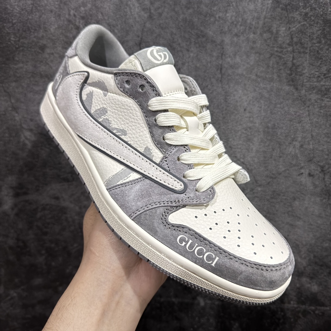 图片[3]-【定制版】Travis Scott x Fragment Design x Air Jordan 1 Low OG SP AJ1 古驰联名-米灰涂鸦 低帮文化休闲板鞋 DM9288-001rn#多方联名合作融合了Travis Scott 独特的音乐风格，藤原浩个性的设计风格以及Jordan品牌的经典元素 使其成为一双具有独特身份和价值的鞋子 清新而立体的外观加上联名标识更突出了其独特身份 这种配色方案显示出活力和时尚感 在视觉上引人注目  鞋身的质感和细腻的细节处理使其显得高端而格调十足  这款“倒钩”联名是设计与创意完美结合 融合多方的个性风格是一款备受瞩目的潮流鞋款r 尺码：36 36.5 37.5 38 38.5 39 40 40.5 41 42 42.5 43 44 44.5 45  编码：HXS320340-莆田鞋批发中心