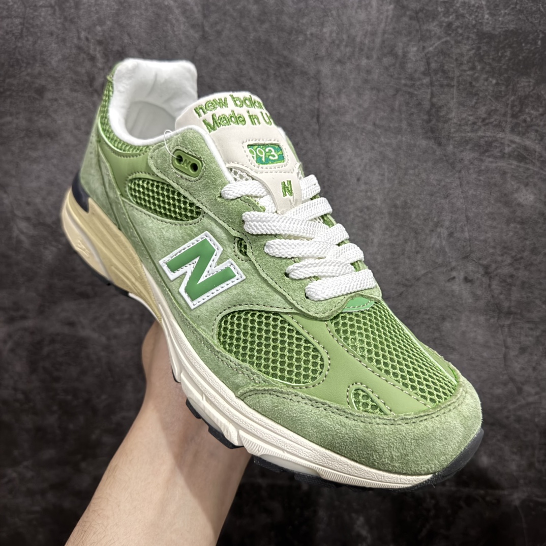 图片[3]-【K版纯原】New Balance U993WG 新百伦NB993总统复古慢跑鞋 绿色n正确3M反光细节 原楦原纸版开发 正确6层组合底模精密开发 后跟透明TPU水晶装饰条稳固 沿用了引以为傲的跑鞋手工技艺 采用猪皮绒面并包裹局部透气网面的鞋身设计 菱网鞋舌上刻有New Balance USA 鞋面依旧身着经典的大热之灰 彰显了其高端的品质身份Size：36 37 37.5 38 38.5 39 40 40.5 41 42 42.5 43 44 45.5 编码：HXS270300-莆田鞋批发中心