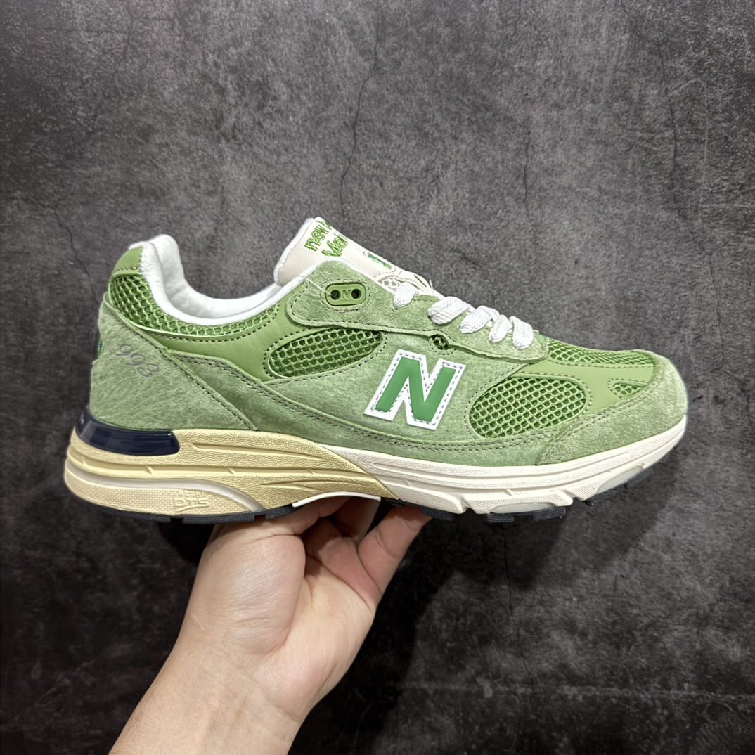 【K版纯原】New Balance U993WG 新百伦NB993总统复古慢跑鞋 绿色n正确3M反光细节 原楦原纸版开发 正确6层组合底模精密开发 后跟透明TPU水晶装饰条稳固 沿用了引以为傲的跑鞋手工技艺 采用猪皮绒面并包裹局部透气网面的鞋身设计 菱网鞋舌上刻有New Balance USA 鞋面依旧身着经典的大热之灰 彰显了其高端的品质身份Size：36 37 37.5 38 38.5 39 40 40.5 41 42 42.5 43 44 45.5 编码：HXS270300-莆田鞋批发中心