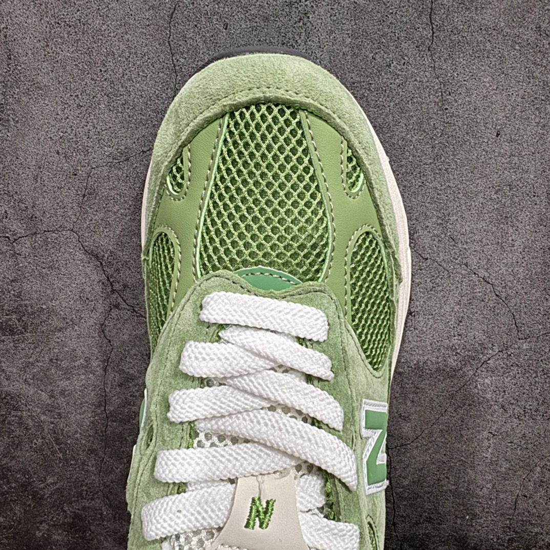 图片[5]-【K版纯原】New Balance U993WG 新百伦NB993总统复古慢跑鞋 绿色n正确3M反光细节 原楦原纸版开发 正确6层组合底模精密开发 后跟透明TPU水晶装饰条稳固 沿用了引以为傲的跑鞋手工技艺 采用猪皮绒面并包裹局部透气网面的鞋身设计 菱网鞋舌上刻有New Balance USA 鞋面依旧身着经典的大热之灰 彰显了其高端的品质身份Size：36 37 37.5 38 38.5 39 40 40.5 41 42 42.5 43 44 45.5 编码：HXS270300-莆田鞋批发中心