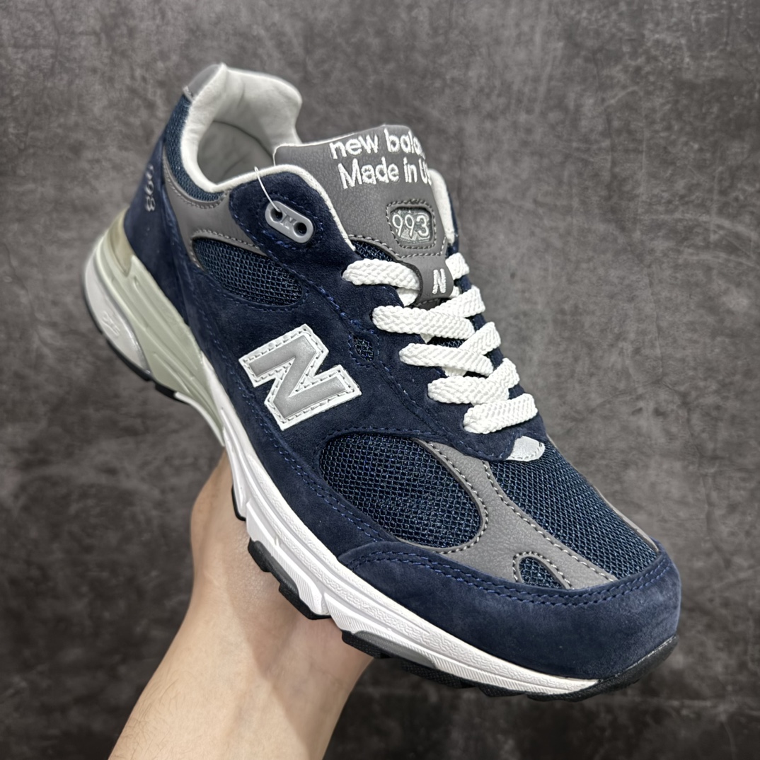 图片[3]-【K版纯原】New Balance MR993NV 新百伦NB993总统复古慢跑鞋n正确3M反光细节 原楦原纸版开发 正确6层组合底模精密开发 后跟透明TPU水晶装饰条稳固 沿用了引以为傲的跑鞋手工技艺 采用猪皮绒面并包裹局部透气网面的鞋身设计 菱网鞋舌上刻有New Balance USA 鞋面依旧身着经典的大热之灰 彰显了其高端的品质身份Size：36 37 37.5 38 38.5 39 40 40.5 41 42 42.5 43 44 45.5 编码：HXS270300-莆田鞋批发中心