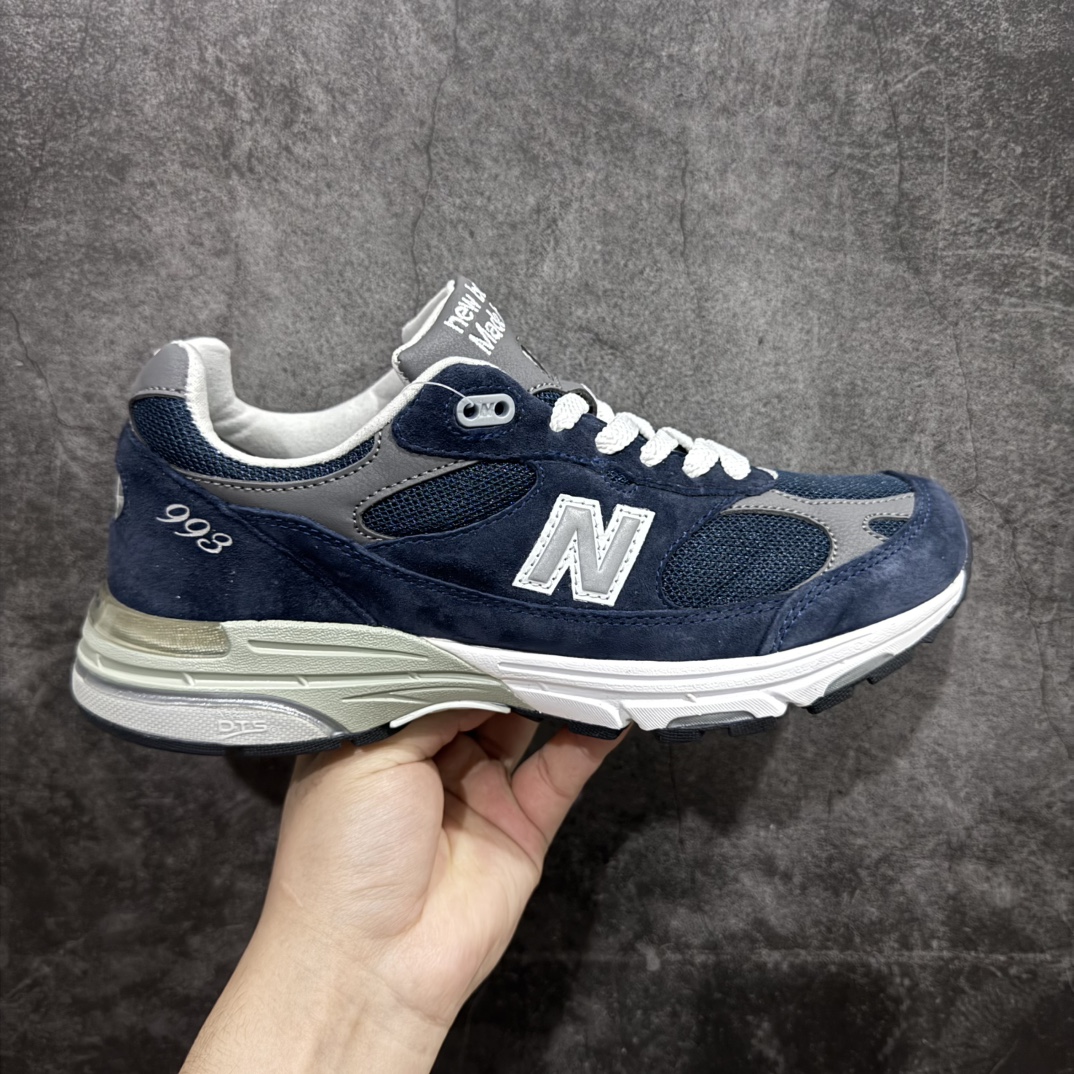 【K版纯原】New Balance MR993NV 新百伦NB993总统复古慢跑鞋n正确3M反光细节 原楦原纸版开发 正确6层组合底模精密开发 后跟透明TPU水晶装饰条稳固 沿用了引以为傲的跑鞋手工技艺 采用猪皮绒面并包裹局部透气网面的鞋身设计 菱网鞋舌上刻有New Balance USA 鞋面依旧身着经典的大热之灰 彰显了其高端的品质身份Size：36 37 37.5 38 38.5 39 40 40.5 41 42 42.5 43 44 45.5 编码：HXS270300-莆田鞋批发中心