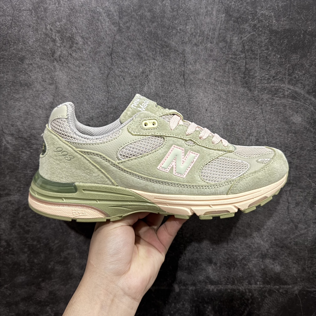 【K版纯原】New Balance MR993JG1 新百伦NB993总统复古慢跑鞋n正确3M反光细节 原楦原纸版开发 正确6层组合底模精密开发 后跟透明TPU水晶装饰条稳固 沿用了引以为傲的跑鞋手工技艺 采用猪皮绒面并包裹局部透气网面的鞋身设计 菱网鞋舌上刻有New Balance USA 鞋面依旧身着经典的大热之灰 彰显了其高端的品质身份Size：36 37 37.5 38 38.5 39 40 40.5 41 42 42.5 43 44 45.5 编码：HXS270300-莆田鞋批发中心