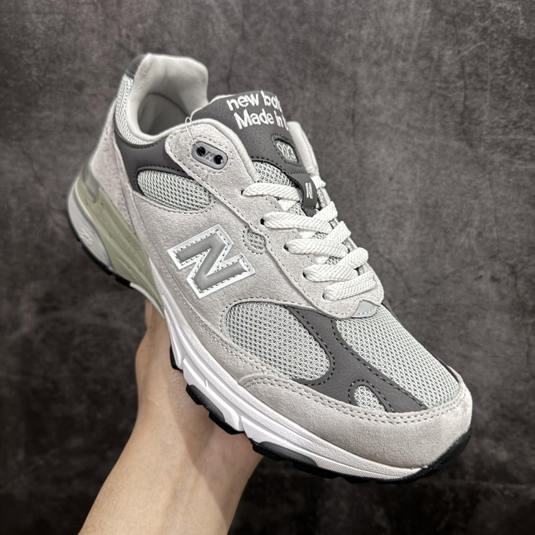 图片[3]-【K版纯原】New Balance MR993GL 新百伦NB993总统复古慢跑鞋n正确3M反光细节 原楦原纸版开发 正确6层组合底模精密开发 后跟透明TPU水晶装饰条稳固 沿用了引以为傲的跑鞋手工技艺 采用猪皮绒面并包裹局部透气网面的鞋身设计 菱网鞋舌上刻有New Balance USA 鞋面依旧身着经典的大热之灰 彰显了其高端的品质身份Size：36 37 37.5 38 38.5 39 40 40.5 41 42 42.5 43 44 45.5 编码：HXS270300-莆田鞋批发中心