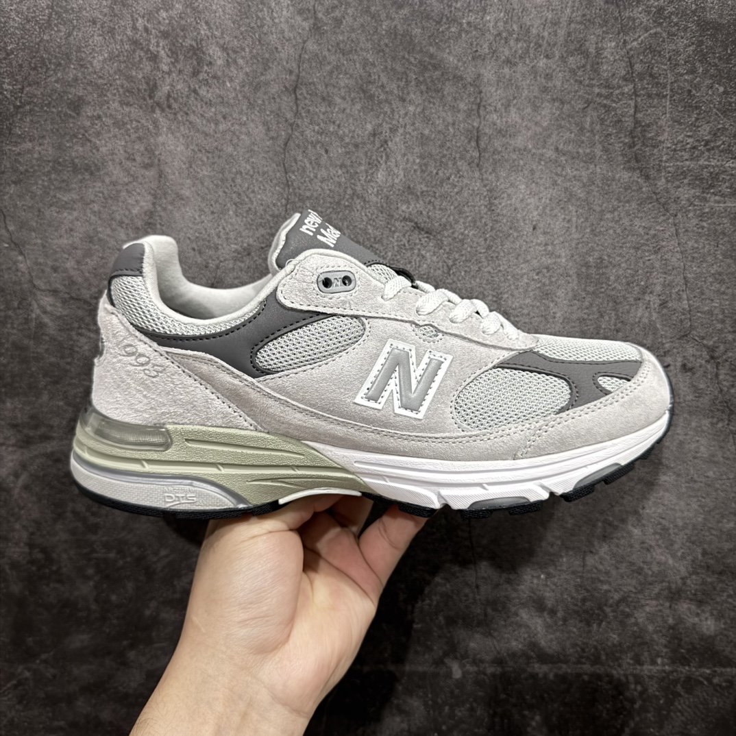 【K版纯原】New Balance MR993GL 新百伦NB993总统复古慢跑鞋n正确3M反光细节 原楦原纸版开发 正确6层组合底模精密开发 后跟透明TPU水晶装饰条稳固 沿用了引以为傲的跑鞋手工技艺 采用猪皮绒面并包裹局部透气网面的鞋身设计 菱网鞋舌上刻有New Balance USA 鞋面依旧身着经典的大热之灰 彰显了其高端的品质身份Size：36 37 37.5 38 38.5 39 40 40.5 41 42 42.5 43 44 45.5 编码：HXS270300-莆田鞋批发中心