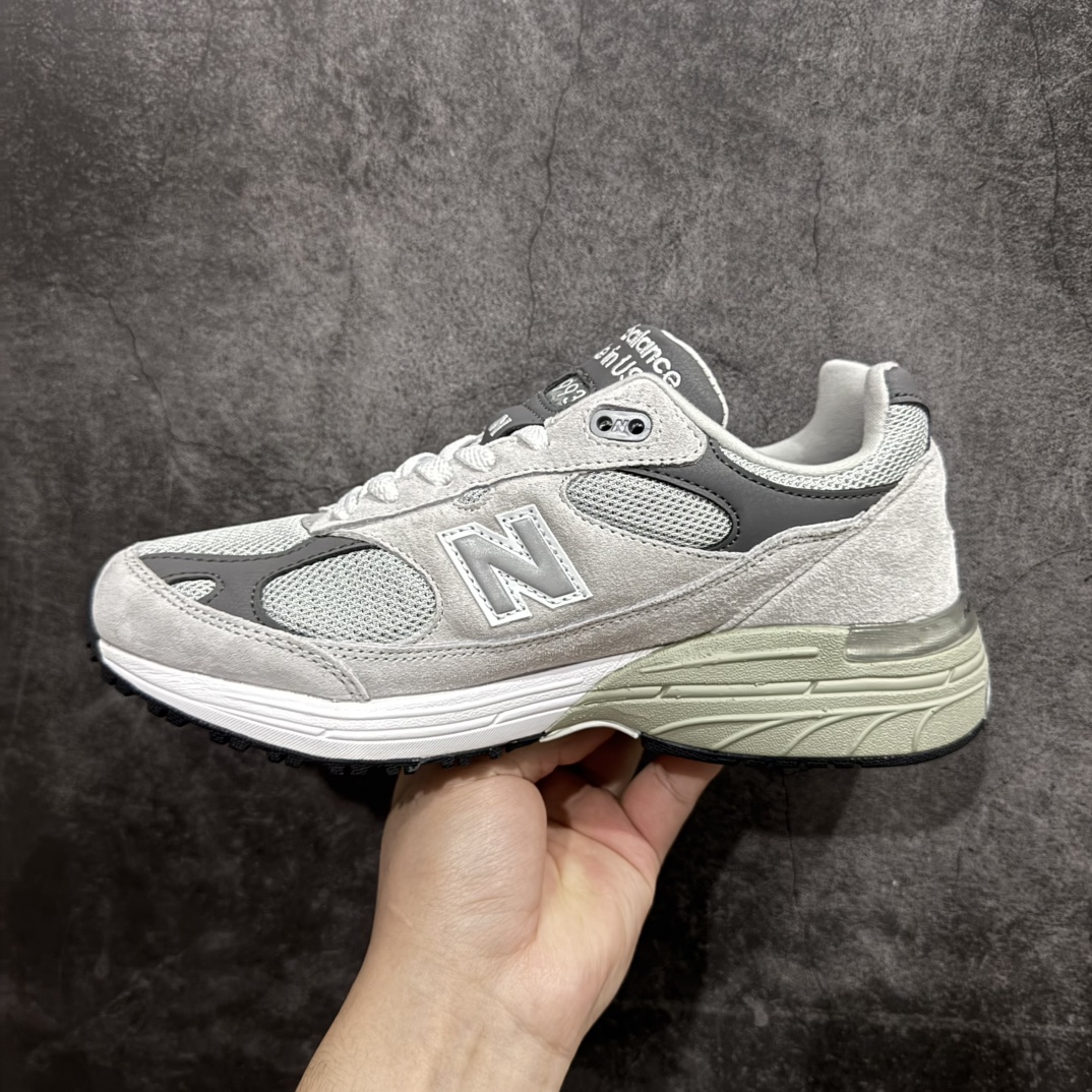 图片[2]-【K版纯原】New Balance MR993GL 新百伦NB993总统复古慢跑鞋n正确3M反光细节 原楦原纸版开发 正确6层组合底模精密开发 后跟透明TPU水晶装饰条稳固 沿用了引以为傲的跑鞋手工技艺 采用猪皮绒面并包裹局部透气网面的鞋身设计 菱网鞋舌上刻有New Balance USA 鞋面依旧身着经典的大热之灰 彰显了其高端的品质身份Size：36 37 37.5 38 38.5 39 40 40.5 41 42 42.5 43 44 45.5 编码：HXS270300-莆田鞋批发中心