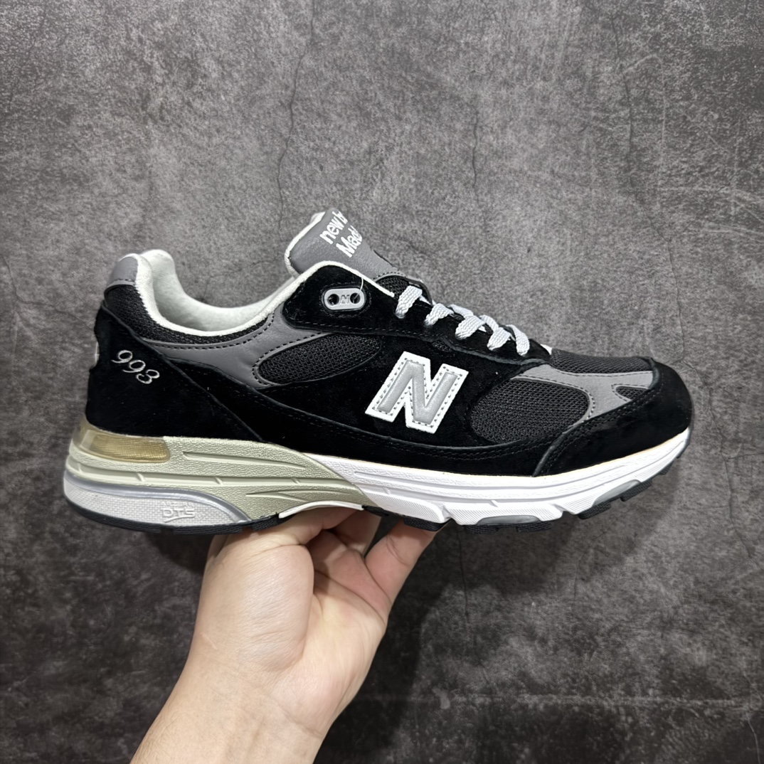 【K版纯原】New Balance MR993BK 新百伦NB993总统复古慢跑鞋n正确3M反光细节 原楦原纸版开发 正确6层组合底模精密开发 后跟透明TPU水晶装饰条稳固 沿用了引以为傲的跑鞋手工技艺 采用猪皮绒面并包裹局部透气网面的鞋身设计 菱网鞋舌上刻有New Balance USA 鞋面依旧身着经典的大热之灰 彰显了其高端的品质身份Size：36 37 37.5 38 38.5 39 40 40.5 41 42 42.5 43 44 45.5 编码：HXS270300-莆田鞋批发中心