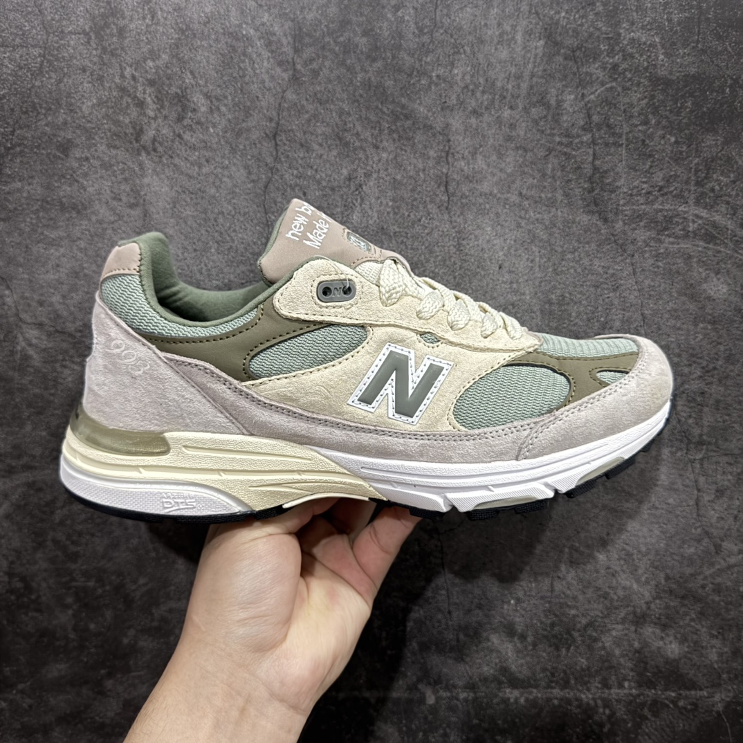 【K版纯原】New Balance MR993KT1 新百伦NB993总统复古慢跑鞋n正确3M反光细节 原楦原纸版开发 正确6层组合底模精密开发 后跟透明TPU水晶装饰条稳固 沿用了引以为傲的跑鞋手工技艺 采用猪皮绒面并包裹局部透气网面的鞋身设计 菱网鞋舌上刻有New Balance USA 鞋面依旧身着经典的大热之灰 彰显了其高端的品质身份Size：36 37 37.5 38 38.5 39 40 40.5 41 42 42.5 43 44 45.5 编码：HXS270300-莆田鞋批发中心