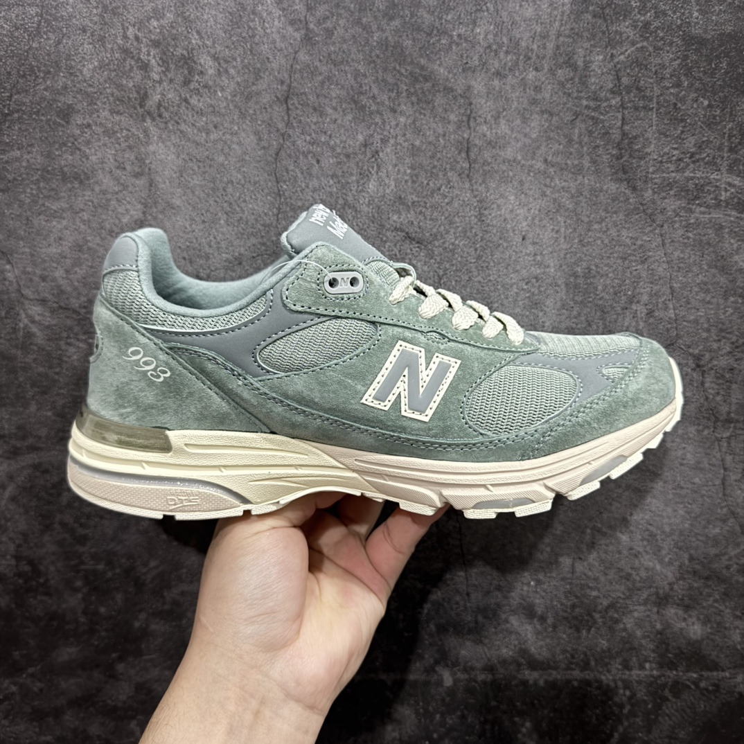 【K版纯原】New Balance MR993KH1 新百伦NB993总统复古慢跑鞋n正确3M反光细节 原楦原纸版开发 正确6层组合底模精密开发 后跟透明TPU水晶装饰条稳固 沿用了引以为傲的跑鞋手工技艺 采用猪皮绒面并包裹局部透气网面的鞋身设计 菱网鞋舌上刻有New Balance USA 鞋面依旧身着经典的大热之灰 彰显了其高端的品质身份Size：36 37 37.5 38 38.5 39 40 40.5 41 42 42.5 43 44 45.5 编码：HXS270300-莆田鞋批发中心