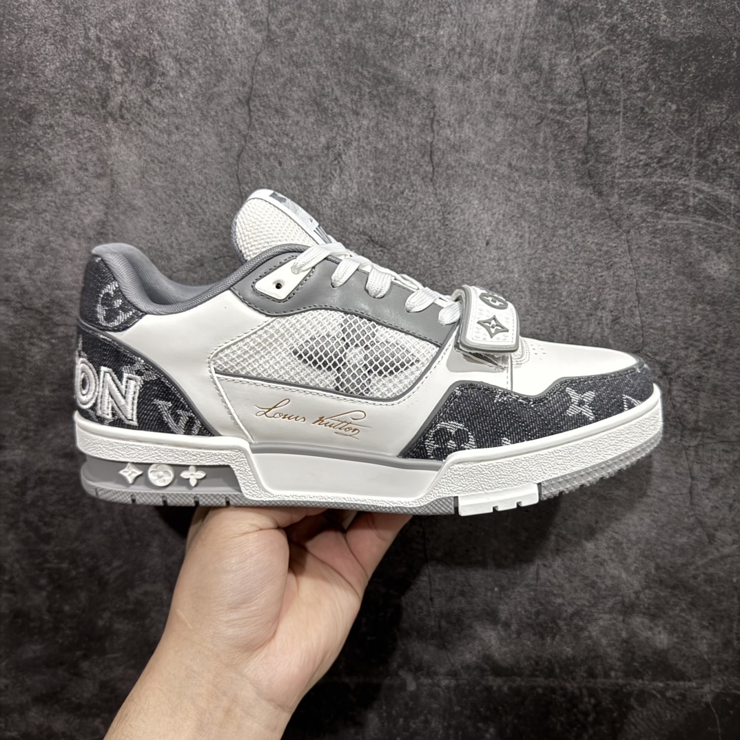 【广东纯原版本】驴牌 LV Louis Vuitton Trainer 限定联名 低帮休闲板鞋 灰牛仔魔术贴n代购级别 ZP级全套包装n原版购入历时近两个月开发打造！n经典多拼色超好看 原版完美楦型 调试了两个月鞋面独家订制压纹粒面小牛皮n大底TPU、模具费2w+ 质感媲美原版n垫脚聚米微料加透气英伦网布n细节原版一致 ❗️请注意区分市面通货材料 版型 包装配件 Size： 38 39 40 41 42 43 44 45 编码：DM480520-莆田鞋批发中心