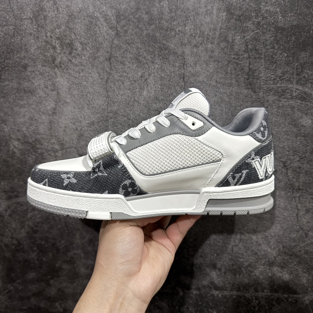 图片[2]-【广东纯原版本】驴牌 LV Louis Vuitton Trainer 限定联名 低帮休闲板鞋 灰牛仔魔术贴n代购级别 ZP级全套包装n原版购入历时近两个月开发打造！n经典多拼色超好看 原版完美楦型 调试了两个月鞋面独家订制压纹粒面小牛皮n大底TPU、模具费2w+ 质感媲美原版n垫脚聚米微料加透气英伦网布n细节原版一致 ❗️请注意区分市面通货材料 版型 包装配件 Size： 38 39 40 41 42 43 44 45 编码：DM480520-莆田鞋批发中心