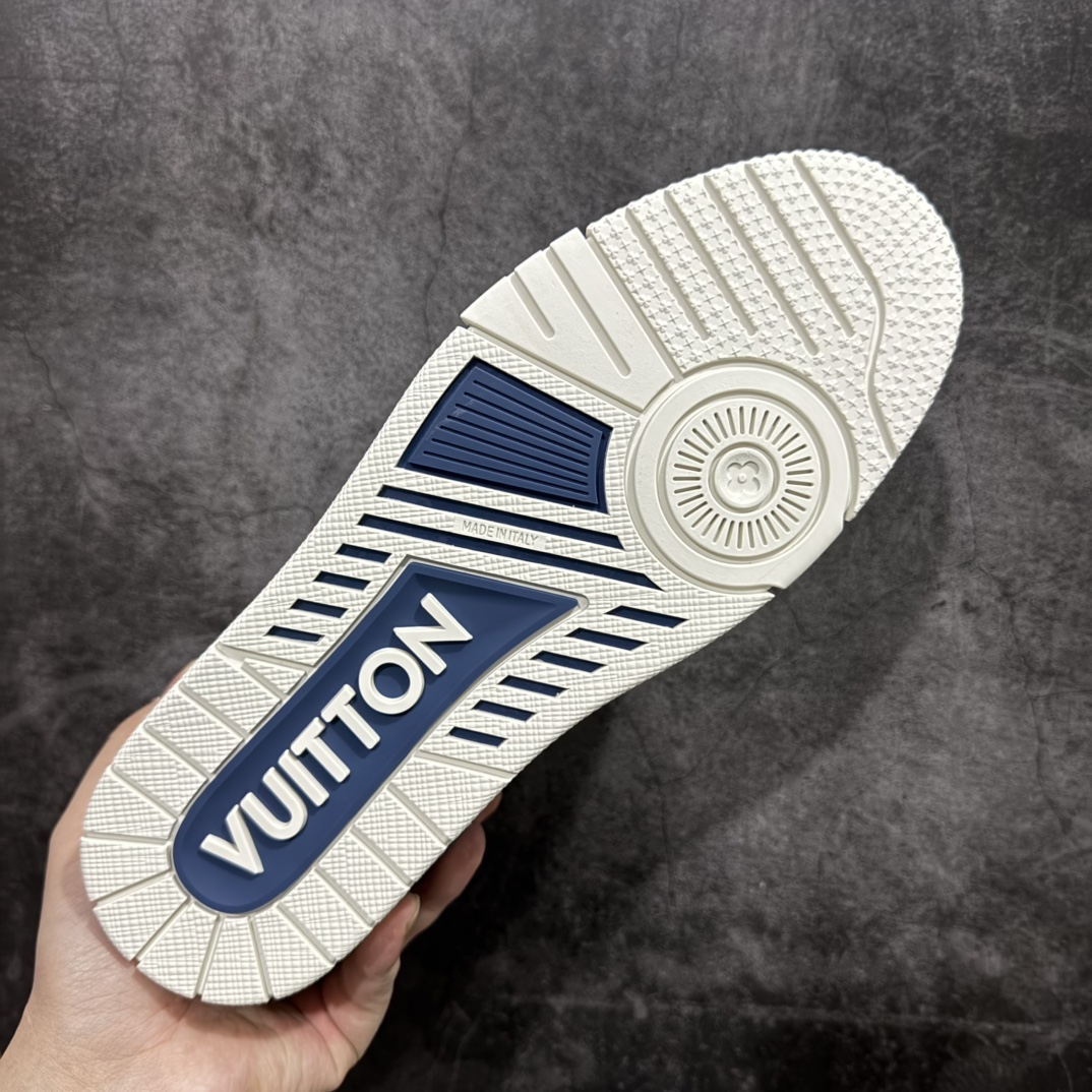 图片[9]-【广东纯原版本】驴牌 LV Louis Vuitton Trainer 限定联名 低帮休闲板鞋 蓝牛仔魔术贴n代购级别 ZP级全套包装n原版购入历时近两个月开发打造！n经典多拼色超好看 原版完美楦型 调试了两个月鞋面独家订制压纹粒面小牛皮n大底TPU、模具费2w+ 质感媲美原版n垫脚聚米微料加透气英伦网布n细节原版一致 ❗️请注意区分市面通货材料 版型 包装配件 Size： 38 39 40 41 42 43 44 45 编码：DM480520-莆田鞋批发中心