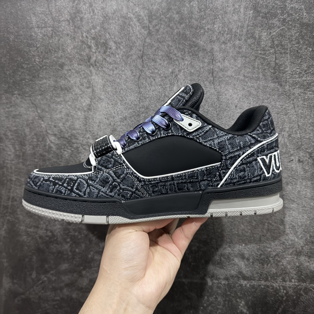 图片[2]-【广东纯原版本】驴牌 LV Louis Vuitton Trainer 限定联名 低帮休闲板鞋 黑牛仔魔术贴n代购级别 ZP级全套包装n原版购入历时近两个月开发打造！n经典多拼色超好看 原版完美楦型 调试了两个月鞋面独家订制压纹粒面小牛皮n大底TPU、模具费2w+ 质感媲美原版n垫脚聚米微料加透气英伦网布n细节原版一致 ❗️请注意区分市面通货材料 版型 包装配件 Size：35 36 37 38 39 40 41 42 43 44 45 46 编码：DM480520-莆田鞋批发中心