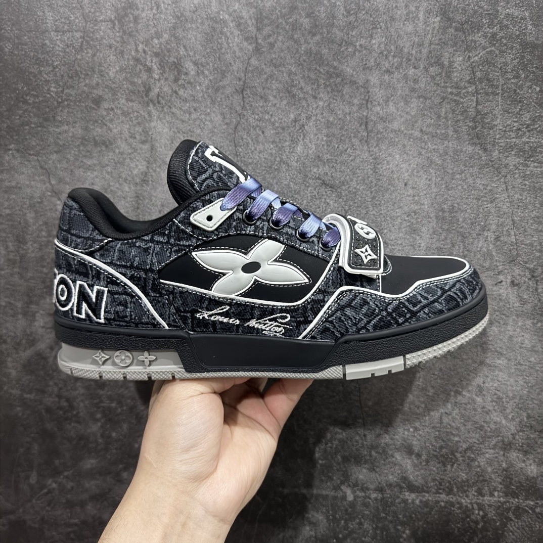 【广东纯原版本】驴牌 LV Louis Vuitton Trainer 限定联名 低帮休闲板鞋 黑牛仔魔术贴n代购级别 ZP级全套包装n原版购入历时近两个月开发打造！n经典多拼色超好看 原版完美楦型 调试了两个月鞋面独家订制压纹粒面小牛皮n大底TPU、模具费2w+ 质感媲美原版n垫脚聚米微料加透气英伦网布n细节原版一致 ❗️请注意区分市面通货材料 版型 包装配件 Size：35 36 37 38 39 40 41 42 43 44 45 46 编码：DM480520-莆田鞋批发中心