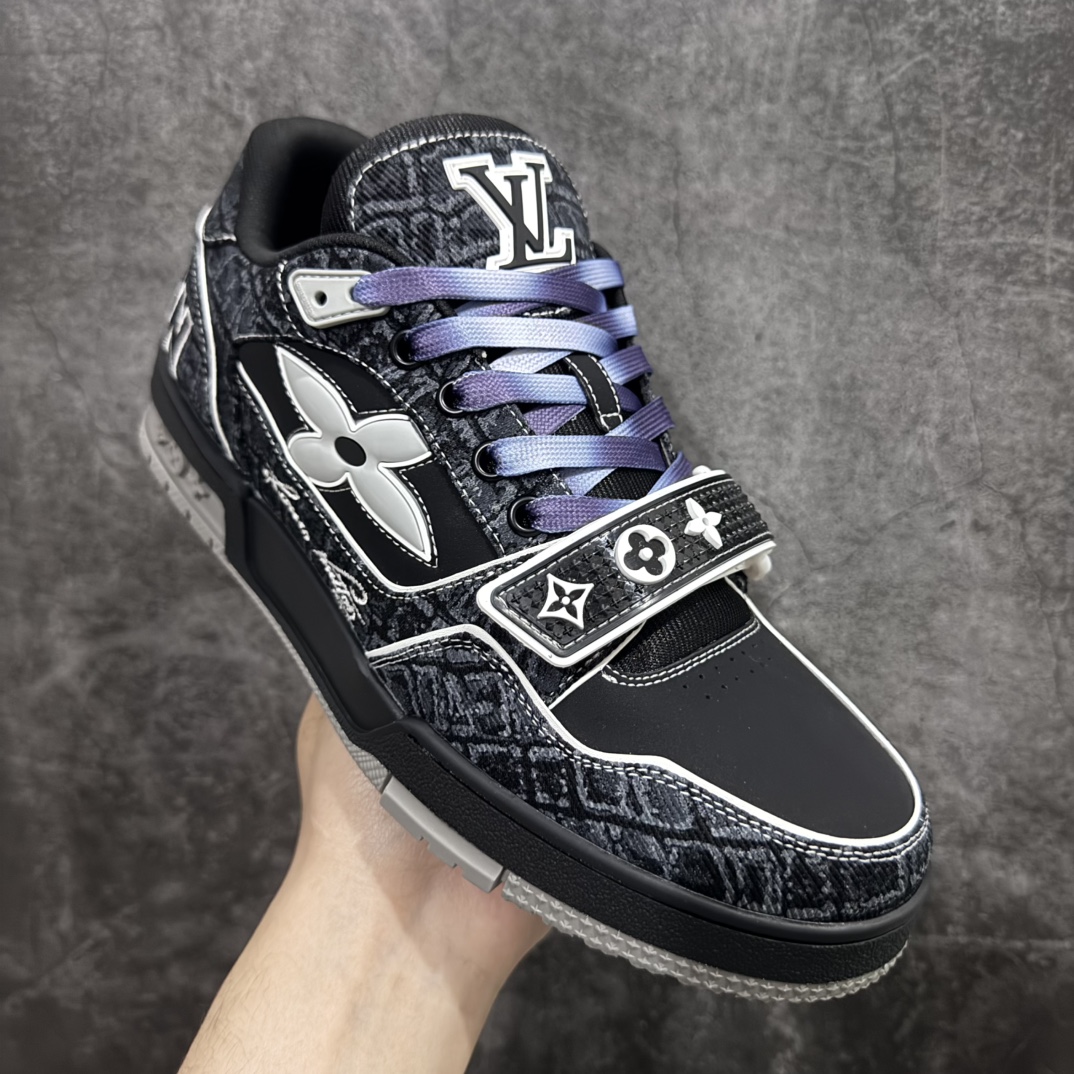 图片[3]-【广东纯原版本】驴牌 LV Louis Vuitton Trainer 限定联名 低帮休闲板鞋 黑牛仔魔术贴n代购级别 ZP级全套包装n原版购入历时近两个月开发打造！n经典多拼色超好看 原版完美楦型 调试了两个月鞋面独家订制压纹粒面小牛皮n大底TPU、模具费2w+ 质感媲美原版n垫脚聚米微料加透气英伦网布n细节原版一致 ❗️请注意区分市面通货材料 版型 包装配件 Size：35 36 37 38 39 40 41 42 43 44 45 46 编码：DM480520-莆田鞋批发中心