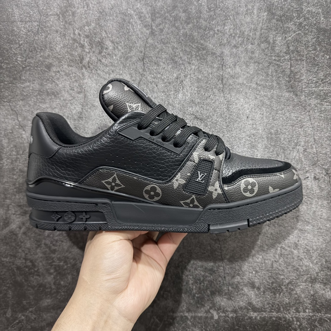 【广东纯原版本】驴牌 LV Louis Vuitton Trainer 限定联名 低帮休闲板鞋 全黑拼皮暗纹n代购级别 ZP级全套包装n原版购入历时近两个月开发打造！n经典多拼色超好看 原版完美楦型 调试了两个月鞋面独家订制压纹粒面小牛皮n大底TPU、模具费2w+ 质感媲美原版n垫脚聚米微料加透气英伦网布n细节原版一致 ❗️请注意区分市面通货材料 版型 包装配件 Size：38 39 40 41 42 43 44 45 46 编码：DM460520-莆田鞋批发中心