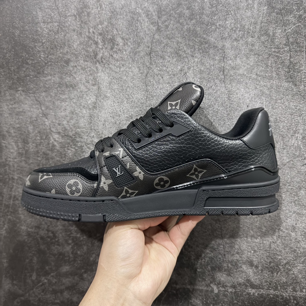 图片[2]-【广东纯原版本】驴牌 LV Louis Vuitton Trainer 限定联名 低帮休闲板鞋 全黑拼皮暗纹n代购级别 ZP级全套包装n原版购入历时近两个月开发打造！n经典多拼色超好看 原版完美楦型 调试了两个月鞋面独家订制压纹粒面小牛皮n大底TPU、模具费2w+ 质感媲美原版n垫脚聚米微料加透气英伦网布n细节原版一致 ❗️请注意区分市面通货材料 版型 包装配件 Size：38 39 40 41 42 43 44 45 46 编码：DM460520-莆田鞋批发中心