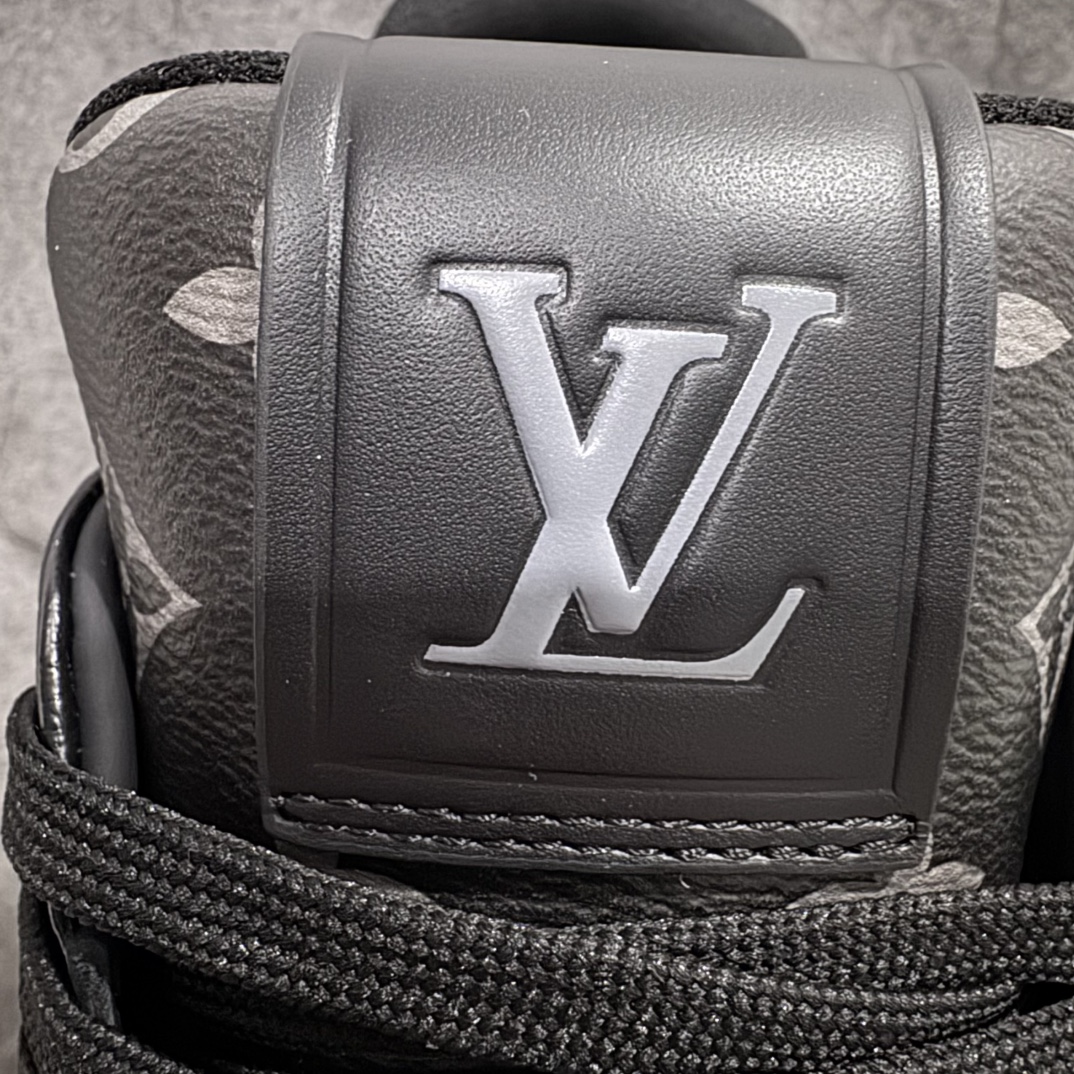 图片[7]-【广东纯原版本】驴牌 LV Louis Vuitton Trainer 限定联名 低帮休闲板鞋 全黑拼皮暗纹n代购级别 ZP级全套包装n原版购入历时近两个月开发打造！n经典多拼色超好看 原版完美楦型 调试了两个月鞋面独家订制压纹粒面小牛皮n大底TPU、模具费2w+ 质感媲美原版n垫脚聚米微料加透气英伦网布n细节原版一致 ❗️请注意区分市面通货材料 版型 包装配件 Size：38 39 40 41 42 43 44 45 46 编码：DM460520-莆田鞋批发中心